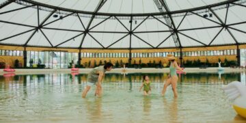 Trải nghiệm tắm biển bốn mùa trong nhà vòm khổng lồ tại OCEAN CITY